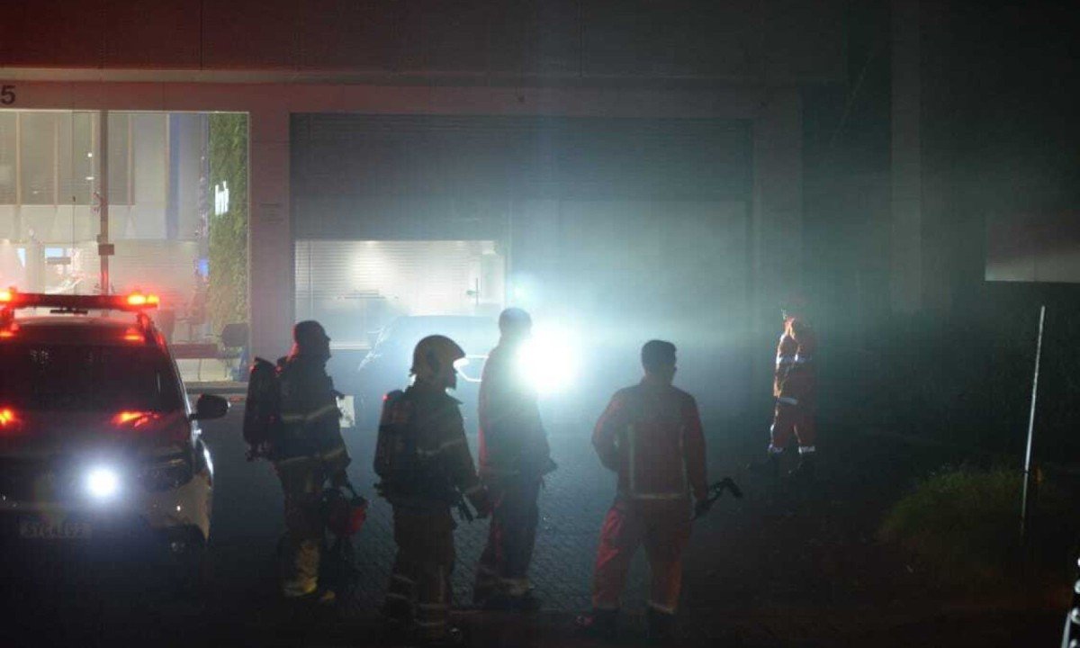 Incêndio atingiu prédio comercial de cinco andares na Av. Raja Gabaglia-Túlio Santos/EM/D.A Press