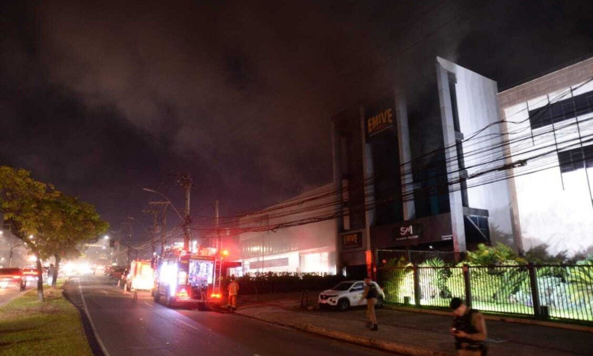 Incêndio atingiu prédio comercial de cinco andares na Av. Raja Gabaglia-Túlio Santos/EM/D.A Press