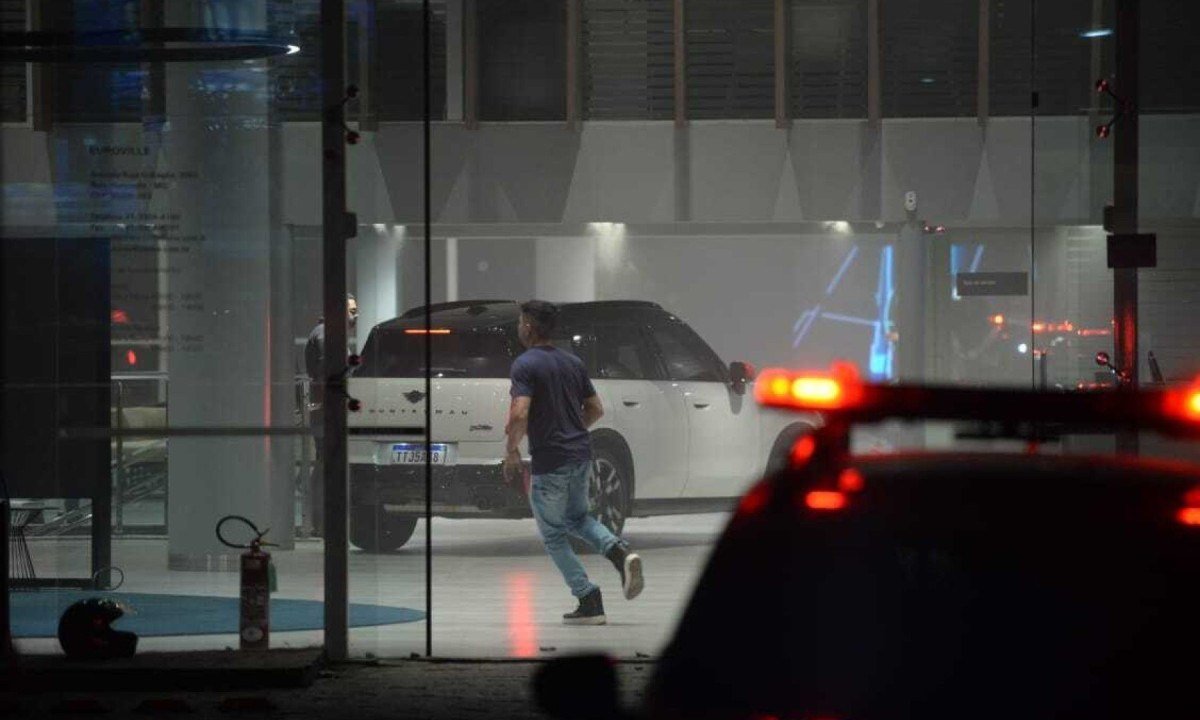 Uma concessionária localizada à direita do prédio em chamas retirou os veículos estacionados no local devido aos riscos potenciais do incêndio-Túlio Santos/EM/D.A Press