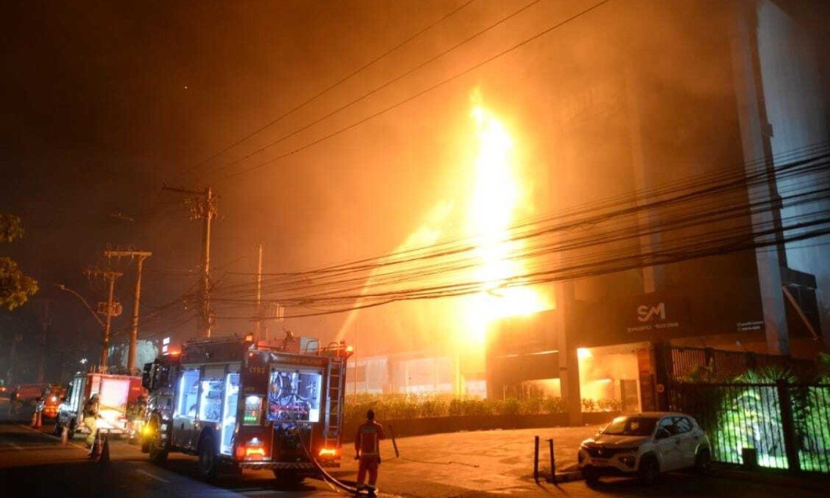 Chamas dentro do prÃ©dio atingiram cerca de 2.000 ÂºC-TÃºlio Santos/EM/D.A Press