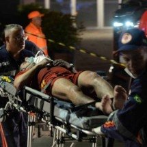 Bombeiro é atendido pelo Samu durante combate a incêndio em prédio de BH - Túlio Santos/EM/D.A Press