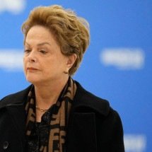 Defesa de Dilma Rousseff argumentou que a Comissão da Anistia comprovou que a ex-presidente foi afastada de suas atividades remuneradas por motivações políticas na época da ditadura militar -  (crédito: Alexander Zemlianichenko / POOL / AFP)
