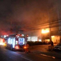 Incêndio consome prédio comercial na Região Centro-Sul de BH - Túlio Santos/EM/D.A Press