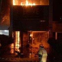 Calor e queda de estruturas dificultam combate a incêndio em prédio de BH - Túlio Santos/EM/D.A Press