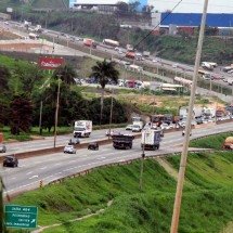 O segmento da Fernão Dias entre Contagem e Betim, na Grande BH: tráfego misto pesado, vários acessos e mistura de áreas industrial e habitacional fazem do trecho um dos mais críticos  -  (crédito: Jair Amaral/EM/D.A Press – 13/11/2024)