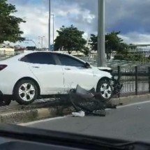 Vídeo: carro colide contra poste na Avenida Cristiano Machado, em BH  - Izabella Caixeta/EM/DA Press
