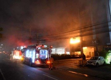 Chamas consumiram prédio de cinco andares na Avenida Raja Gabaglia, em BH -  (crédito: Túlio Santos/EM/D.A Press)