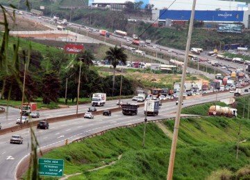 O segmento da Fernão Dias entre Contagem e Betim, na Grande BH: tráfego misto pesado, vários acessos e mistura de áreas industrial e habitacional fazem do trecho um dos mais críticos  -  (crédito: Jair Amaral/EM/D.A Press – 13/11/2024)