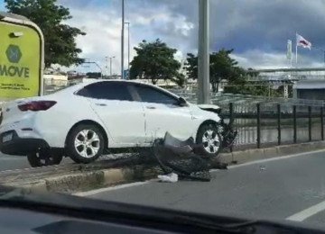 Na altura do Minas Shopping, ve&iacute;culo invadiu canteiro que delimita a pista do Move 
 -  (crédito: Izabella Caixeta/EM/DA Press)