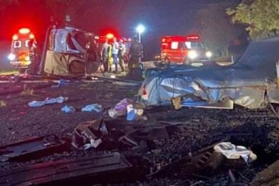 Imagens que circulam nas redes sociais mostram o micro-ônibus destruído após a colisão -  (crédito: Reprodução/Redes Sociais)