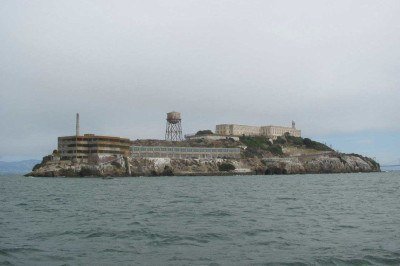 No universo de Harry Potter, Azkaban é símbolo de terror e isolamento. Poucos sabem que sua inspiração veio de Alcatraz, a famosa prisão americana localizada em uma ilha na Baía de São Francisco, na Califórnia. 

 -  (crédito: Slyronit - commons wikimedia)