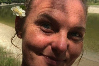 Uma mulher foi atacada por uma capivara durante um mergulho na Praia da Lagoinha do Leste, em Florianópolis, e sofreu ferimentos graves. A vítima, a psicóloga e escritora Fabiana Lenz, sentiu um forte impacto e dores intensas, inicialmente confundidas com um tronco.  -  (crédito: Reprodução/Arquivo Pessoal)