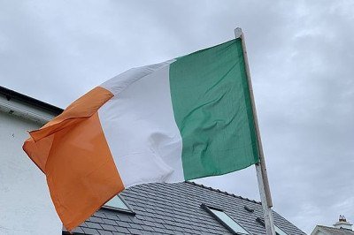 Nos últimos anos, atores irlandeses vêm conquistando cada vez mais espaço em Hollywood, destacando-se em grandes produções e premiações internacionais. Com talento, carisma e forte presença de tela, nomes relevantes ajudaram a projetar a Irlanda como um dos celeiros mais promissores do cinema mundial. -  (crédito: wikimedia commons/Zellygumdrops)