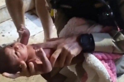 Recém-nascida escorregou das mãos da mãe enquanto era banhada -  (crédito: Reprodução/Redes Sociais)