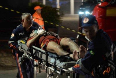 Bombeiro foi atendido pelo Samu durante combate à incêndio em prédio na Av. Raja Gabaglia, em BH -  (crédito: Túlio Santos/EM/D.A Press)