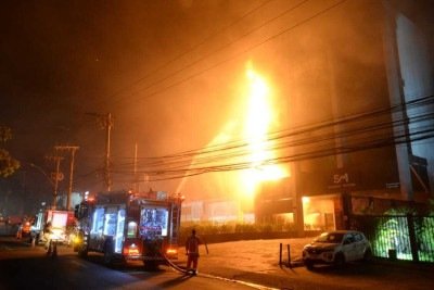 Chamas dentro do pr&Atilde;&copy;dio atingiram cerca de 2.000 &Acirc;&ordm;C -  (crédito: Túlio Santos/EM/D.A Press)