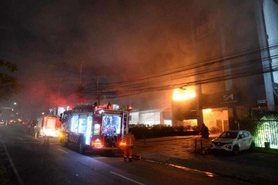 Chamas consumiram prédio de cinco andares na Avenida Raja Gabaglia, em BH -  (crédito: Túlio Santos/EM/D.A Press)