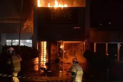 Calor de cerca de 2.000 ºC impede bombeiros de avançarem para dentro do prédio -  (crédito: Túlio Santos/EM/D.A Press)