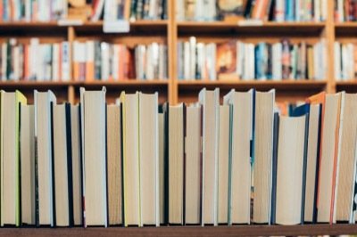 A literatura é essencial para preservar culturas, transmitir valores e estimular o pensamento crítico. Ela amplia horizontes, desperta empatia e conecta pessoas de diferentes tempos e lugares. -  (crédito: Jessica Ruscello/Unsplash)