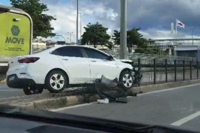 Na altura do Minas Shopping, ve&iacute;culo invadiu canteiro que delimita a pista do Move 
 -  (crédito: Izabella Caixeta/EM/DA Press)