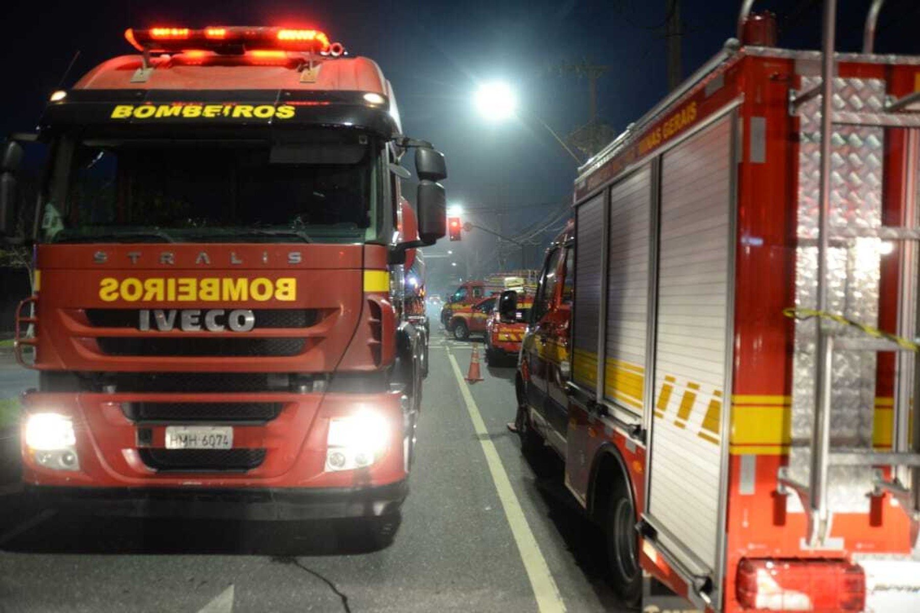 Dez viaturas e 30 combatentes do Corpo de Bombeiros Militar de Minas Gerais (CBMMG) foram mobilizados para atender a ocorrência