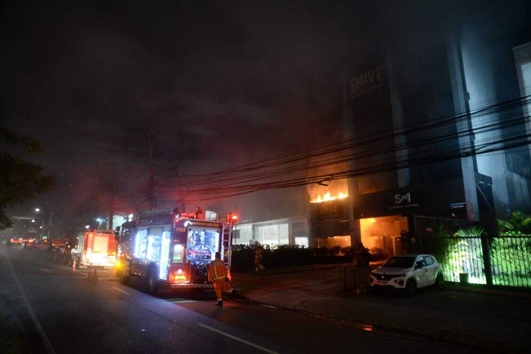 Chamas dentro do prédio atingiram cerca de 2.000 ºC