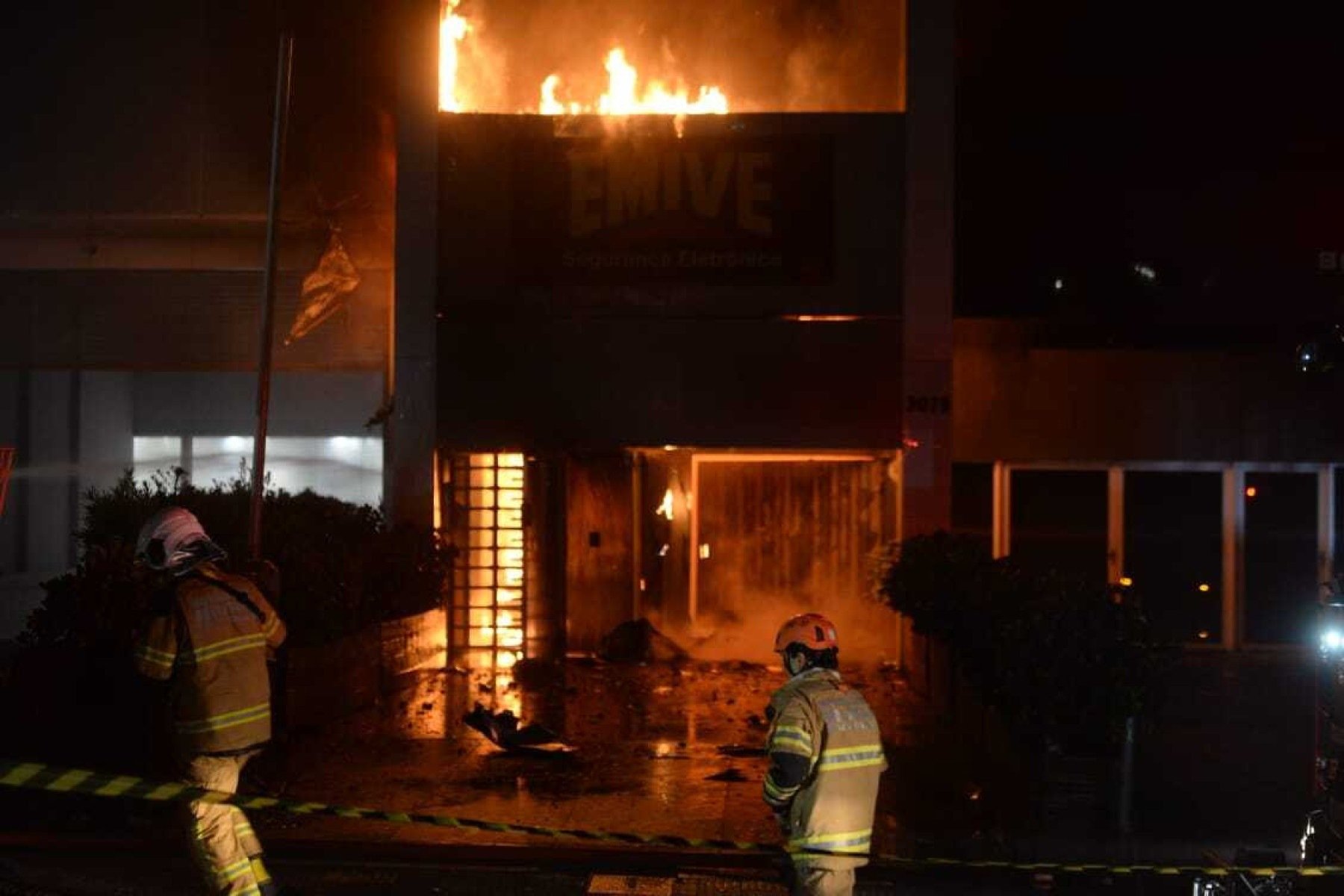 Alta temperatura e fumaça densa impediu que combeiros chegassem no foco do incêndio