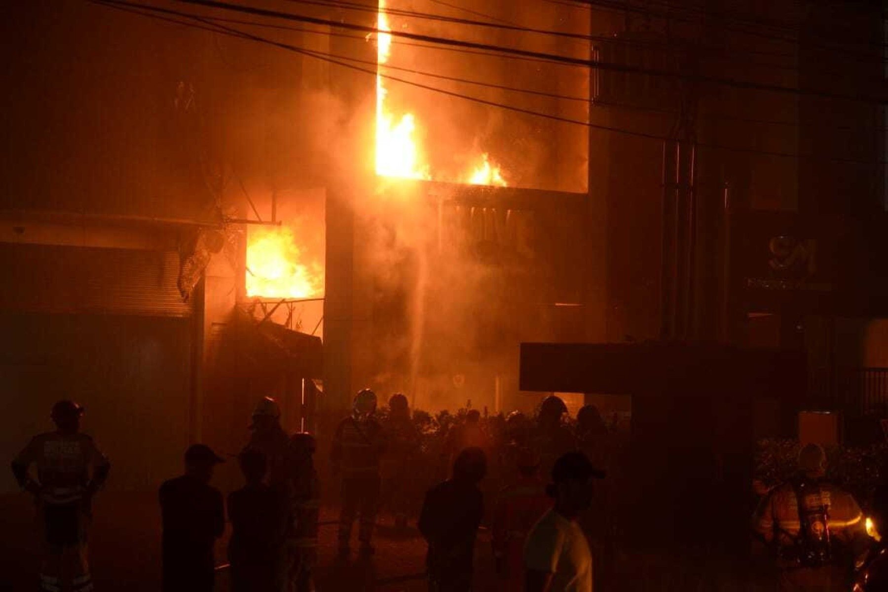 Alta temperatura e fumaça densa impediu que combeiros chegassem no foco do incêndio