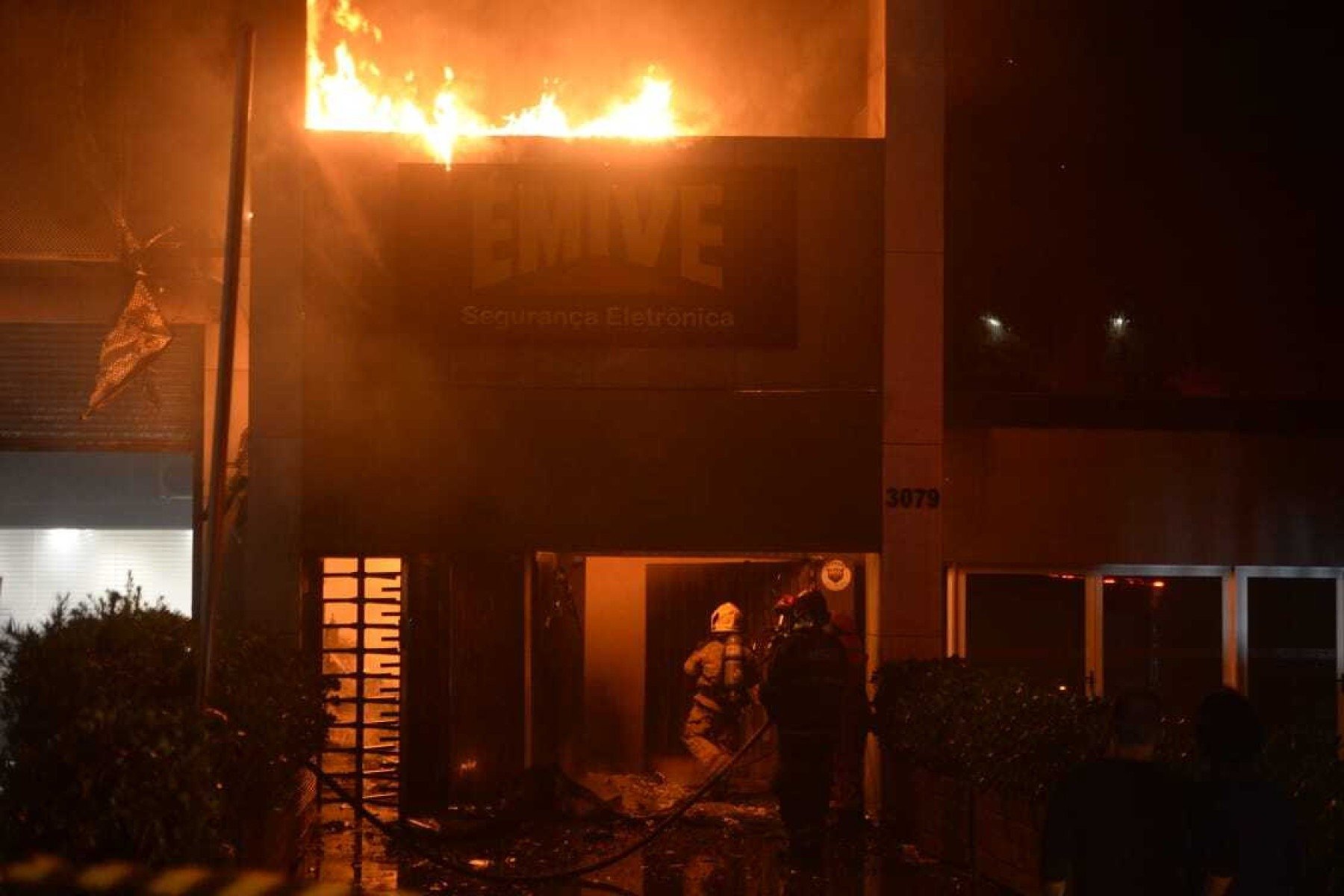Alta temperatura e fumaça densa impediu que combeiros chegassem no foco do incêndio