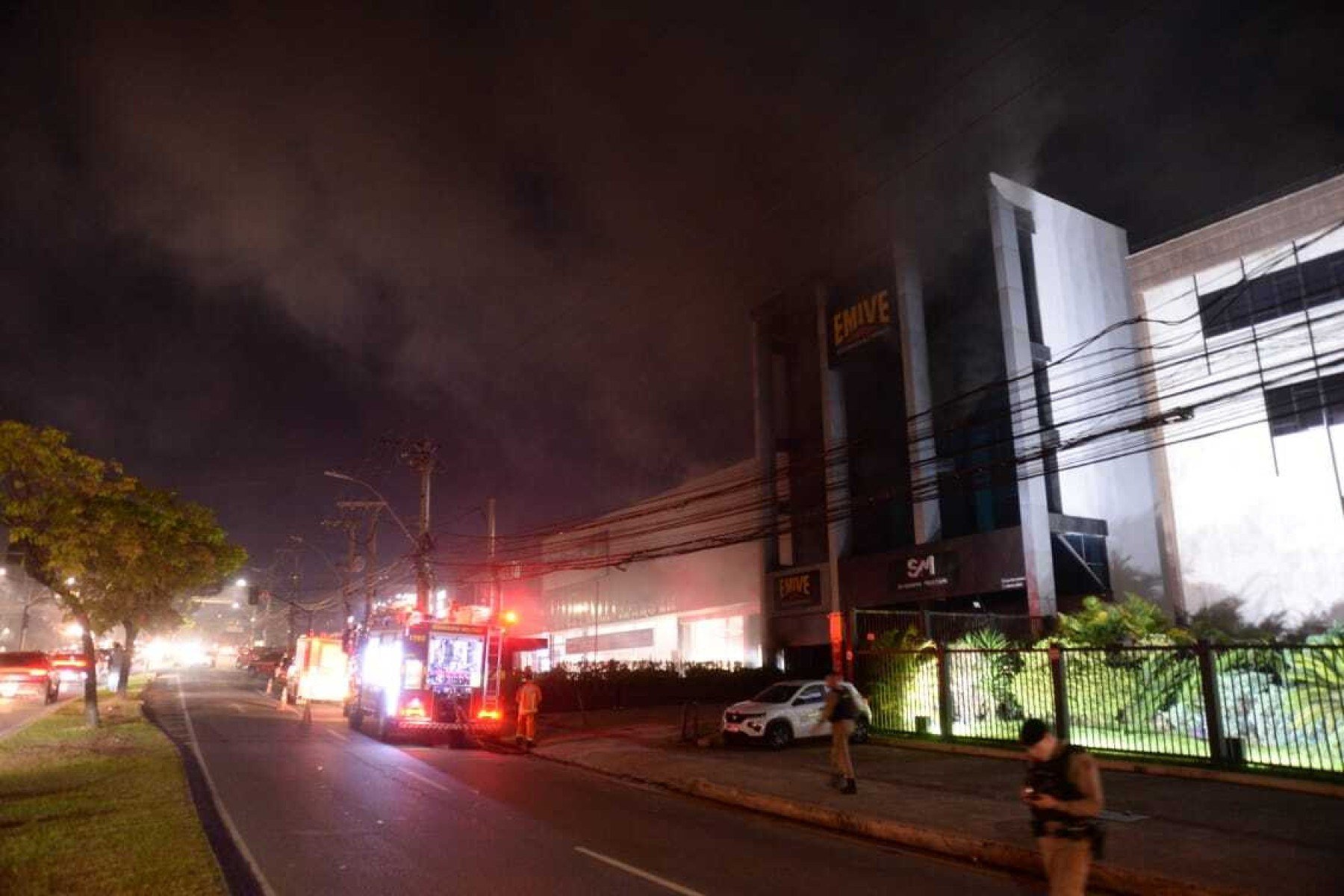 Incêndio atingiu prédio comercial de cinco andares na Av. Raja Gabaglia