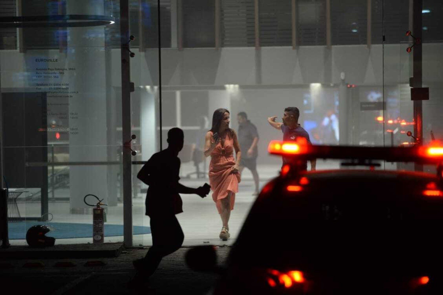 Uma concessionária localizada à direita do prédio em chamas retirou os veículos estacionados no local devido aos riscos potenciais do incêndio