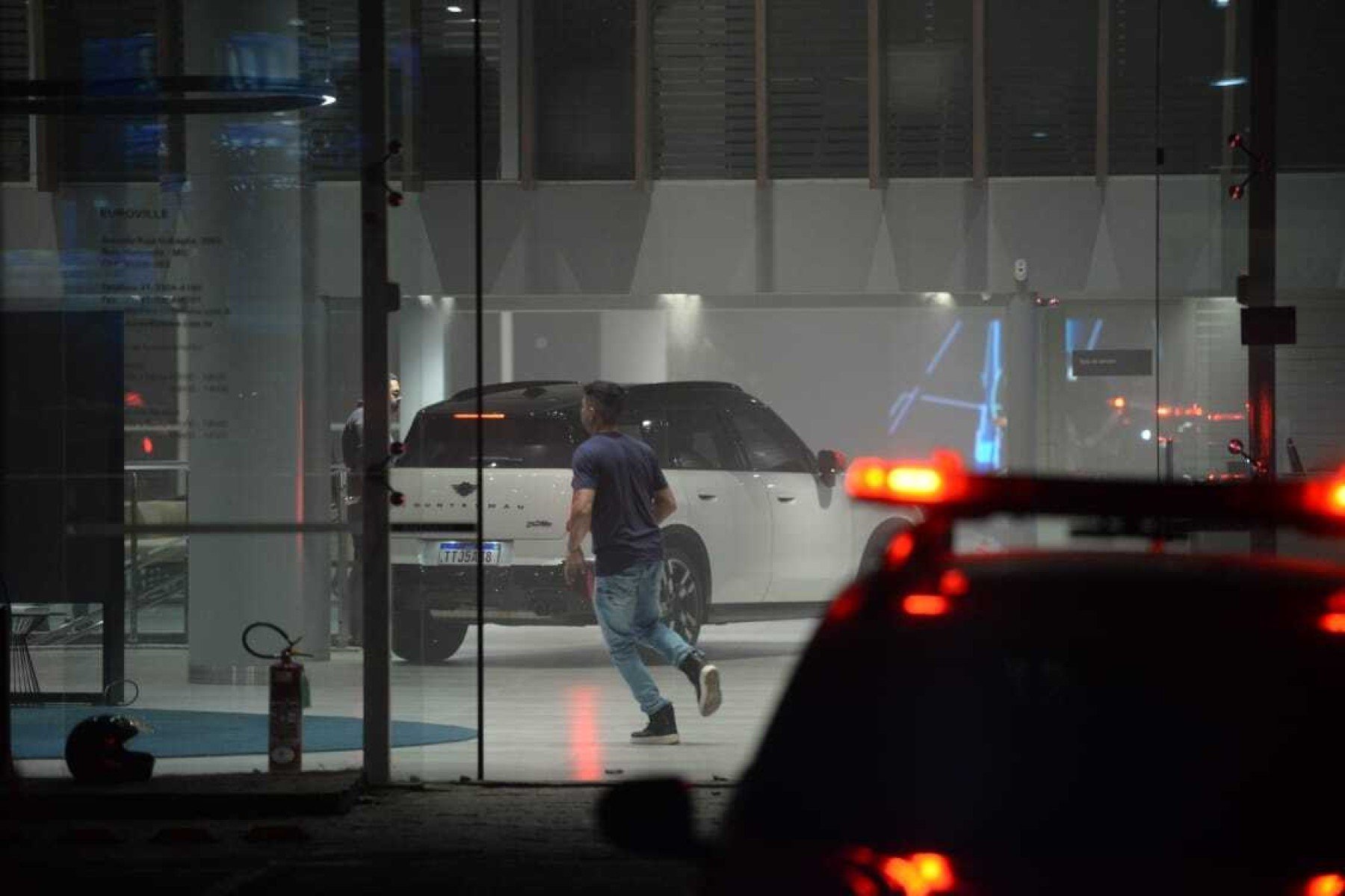 Uma concessionária localizada à direita do prédio em chamas retirou os veículos estacionados no local devido aos riscos potenciais do incêndio