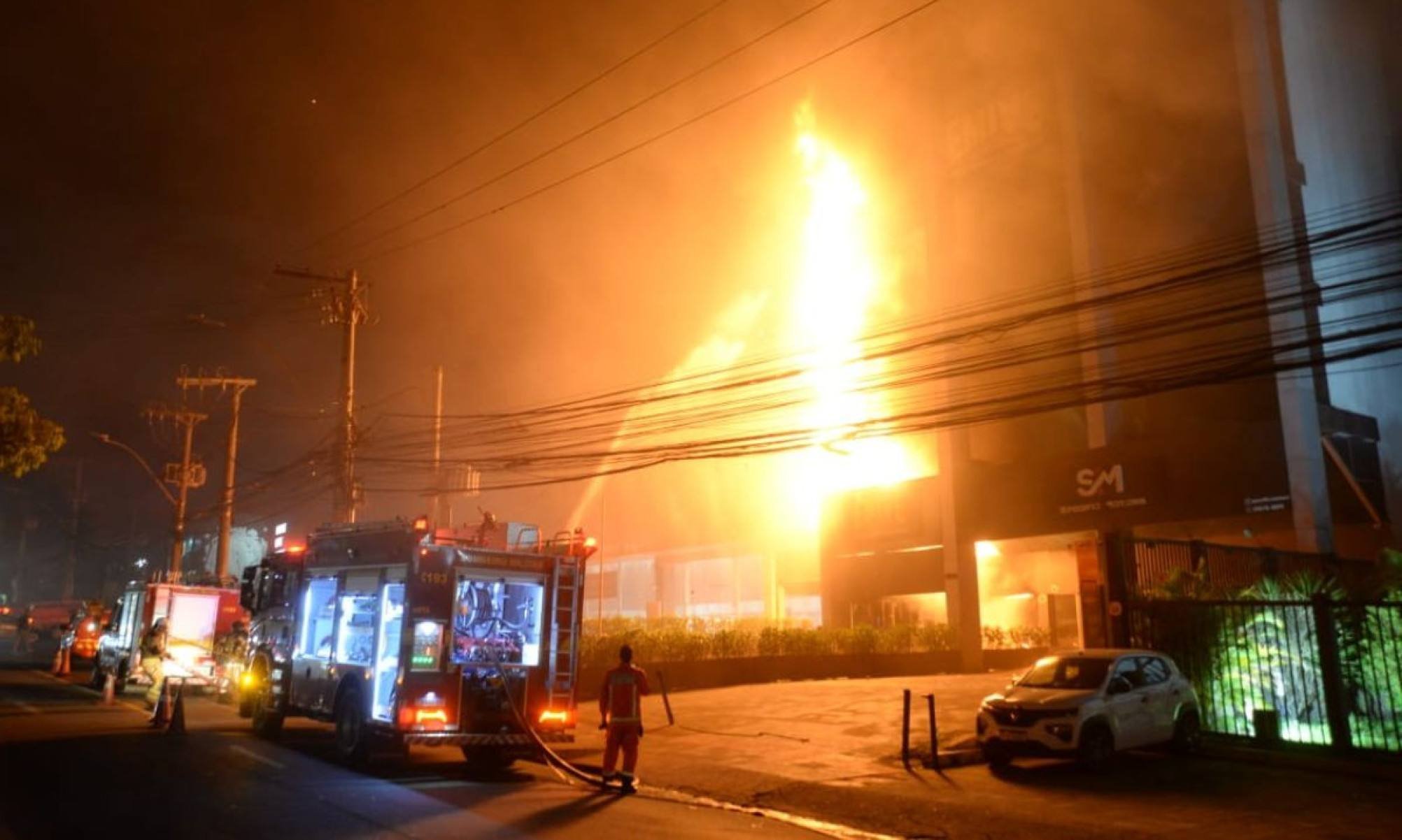 Funcion&aacute;rios do pr&eacute;dio precisaram se abrigar no quarto andar para serem socorridos devido &agrave;s chamas terem consumido os andares inferiores