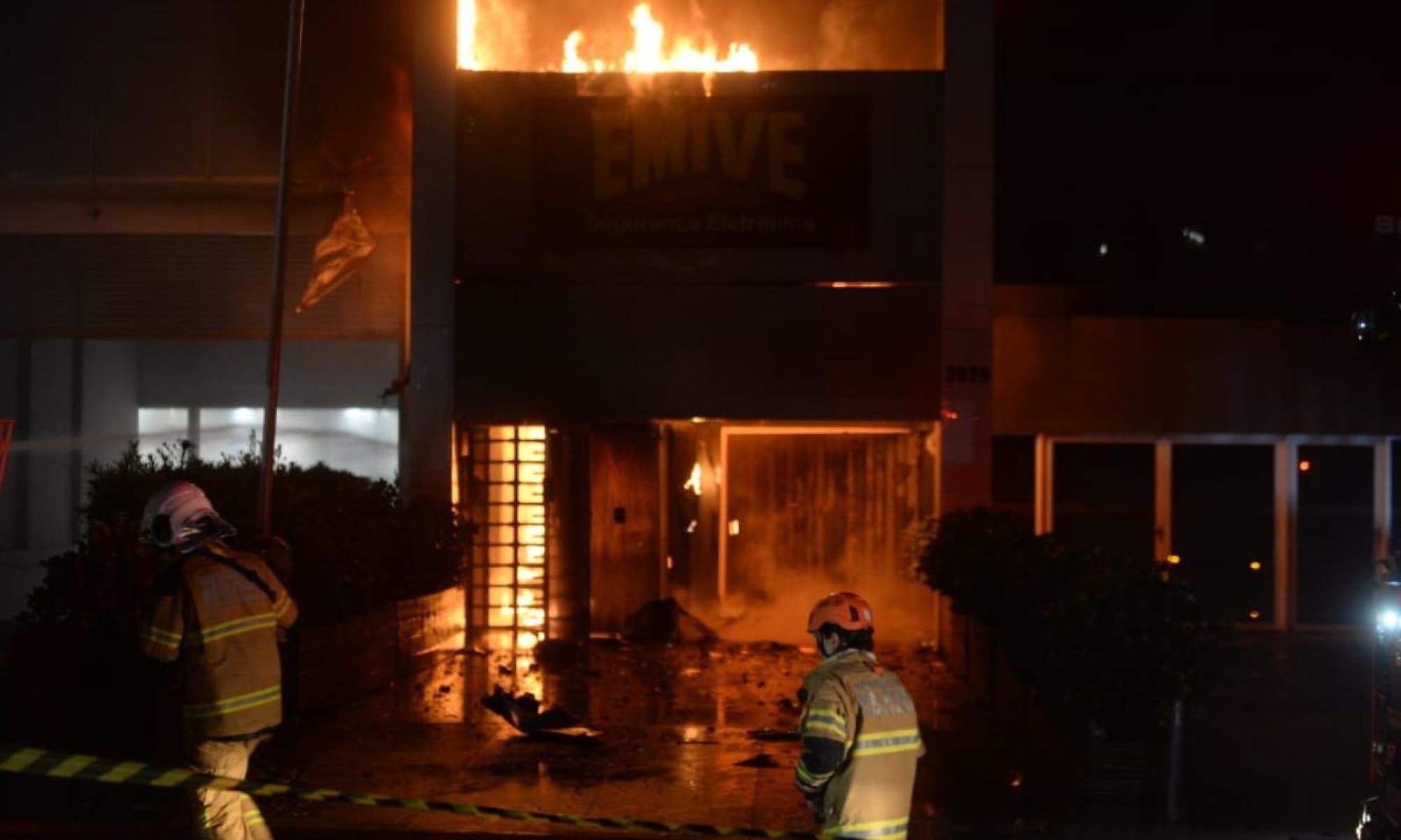 Calor de cerca de 2.000 ºC impede bombeiros de avançarem para dentro do prédio