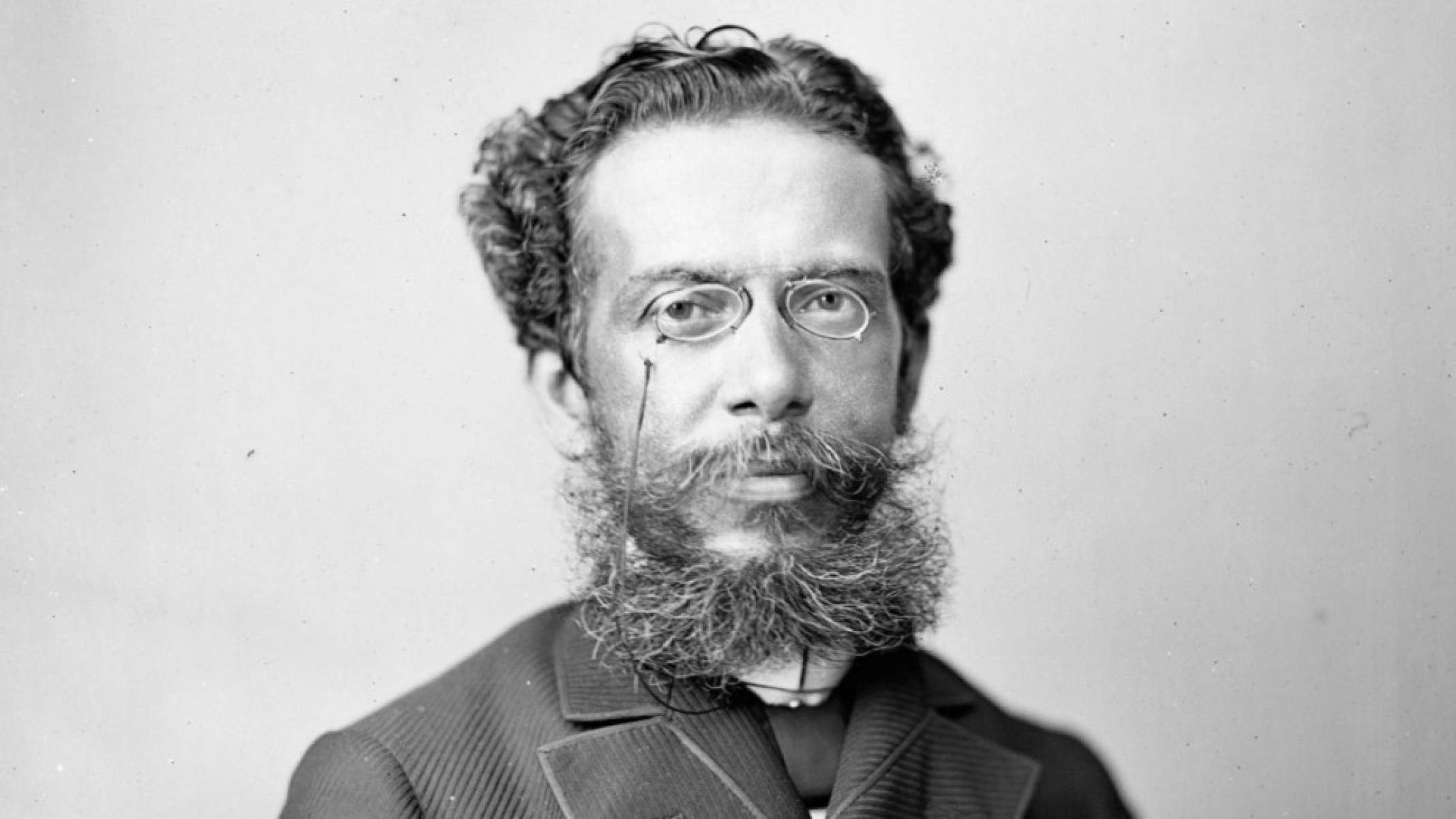 Uma coleção de livros com os contos iniciais de Machado de Assis - Platobr Cultura