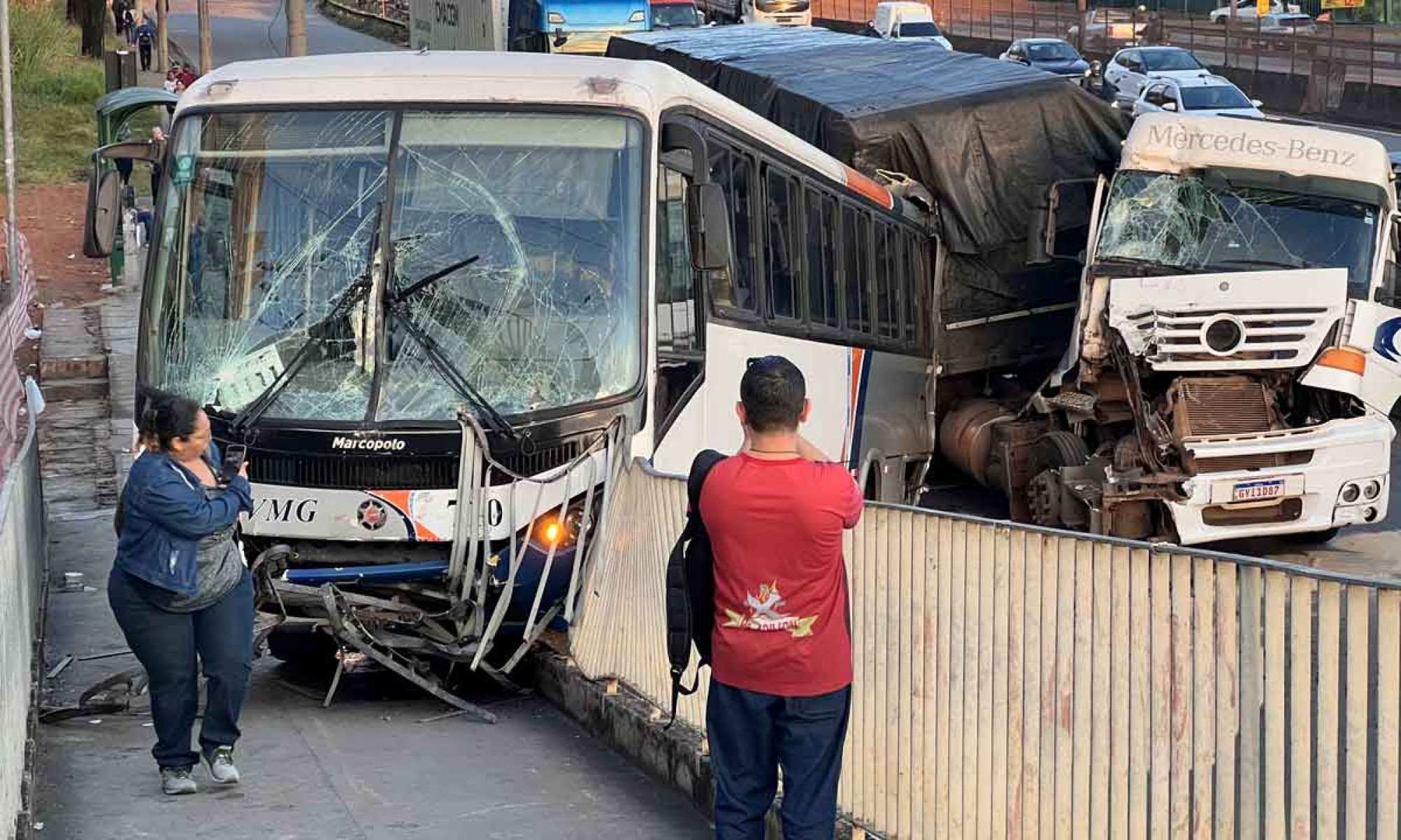 Desastre entre carreta e &ocirc;nibus na BR-381 entre Betim e Contagem: conflito de tr&aacute;fegos urbano e rodovi&aacute;rio