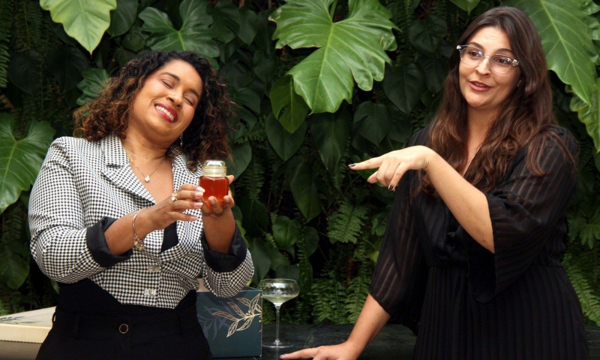 Polyana Oliveira recebe presente de Mar&iacute;lia Balzani 