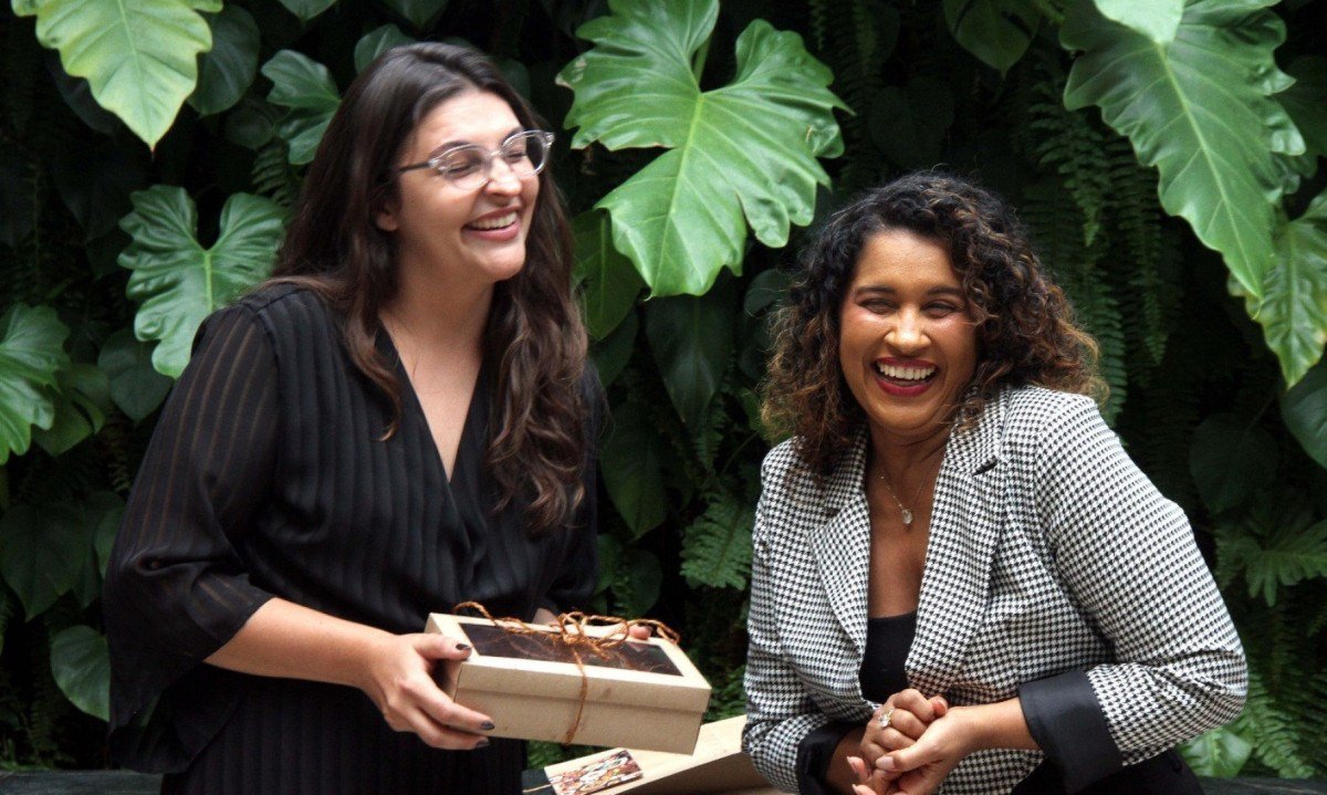 Mar&iacute;lia Balzani recebe presente de Polyana Oliveira