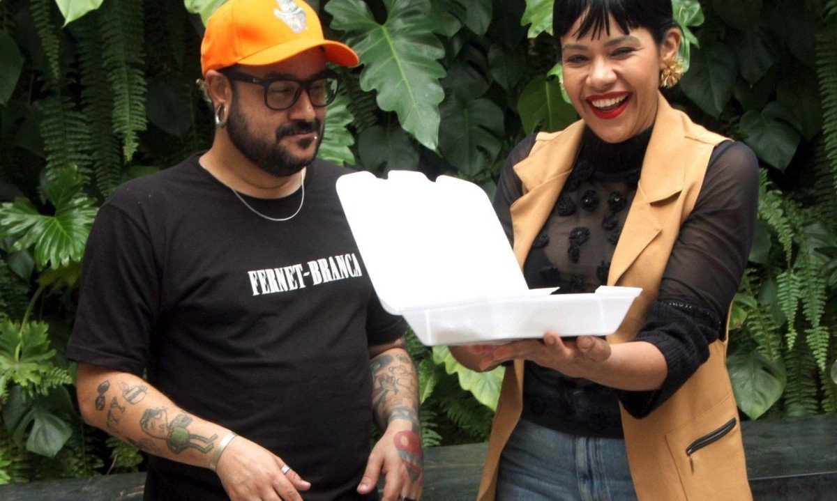 Filipe Brasil entrega presente para Marina Mendes