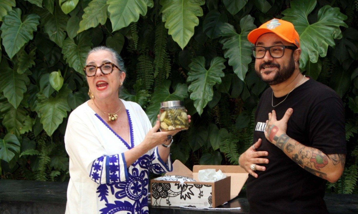 Agnes Farkasv&ouml;lgyi entrega presente para Filipe Brasil