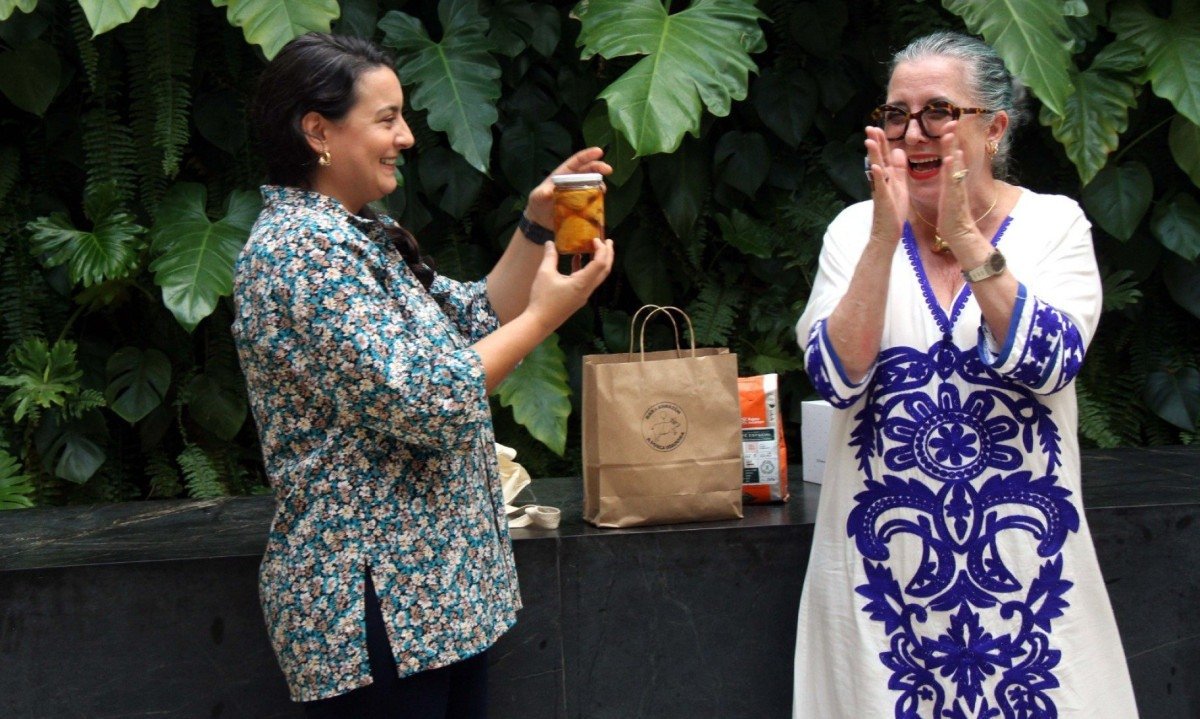 Bruna Rezende entrega presente para Agnes Farkasv&ouml;lgyi