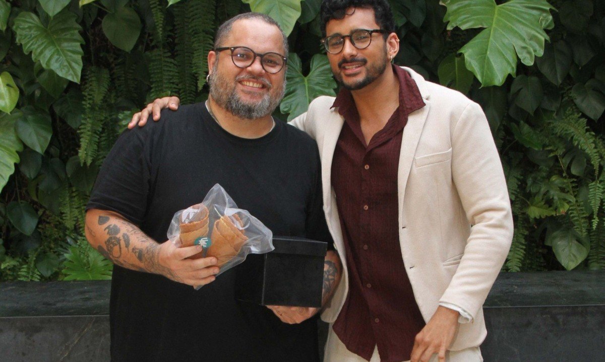 Zito Cavalcante recebe presente de Pedro Barbosa