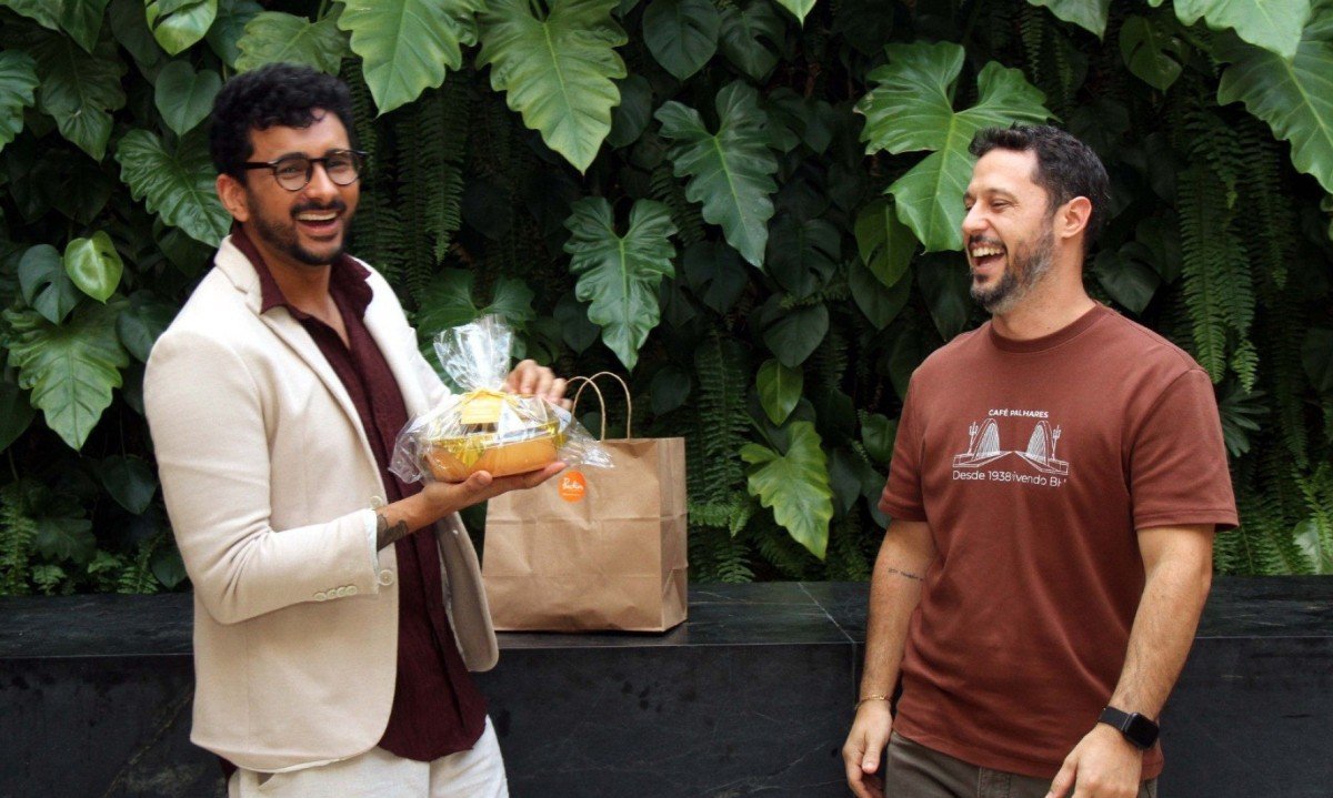 Pedro Barbosa recebe presente de Andr&eacute; Palhares