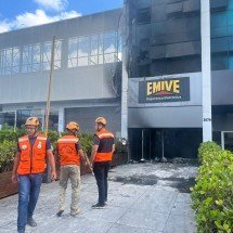 Fumaça ainda é vista em prédio atingido por incêndio no Centro-Sul de BH - Wellington Barbosa/EM/D.A Press
