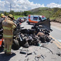 Homem morre em colisão frontal entre carro e caminhão na BR-381 - Divulgação/CBMMG