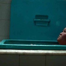 Melissa Uehara interpreta Erika Oguihara, jovem fanática pela Seleção Brasileira que se prepara para acompanhar Brasil X França na final da Copa do Mundo de 1998 -  (crédito: MyMama Entertainment/Divulgação)