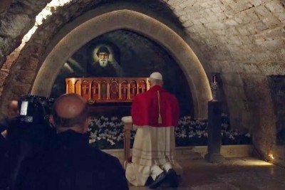 A ida de Leão 14 ao túmulo de São Charbel em 1º de dezembro de 2025 marcou a primeira vez que um Papa esteve fisicamente no local. O gesto foi recebido como sinal de esperança para o Líbano, mergulhado em crise. A visita integrou sua primeira viagem apostólica fora da Itália. -  (crédito: reprodução de video)