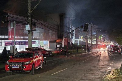 Bombeiros passaram a madrugada fazendo o trabalho de rescaldo do incêndio no prédio da Raja Gabaglia -  (crédito: CBMMG)