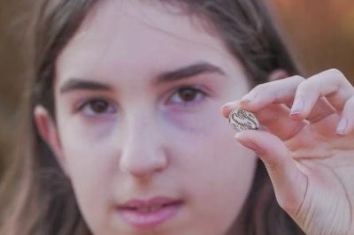 Uma menina de 12 anos encontrou um objeto de mais de 3 mil anos durante um passeio com sua família no sítio arqueológico de Tel Qana, em Israel. Dafna Filshteiner contou ter encontrado o amuleto egípcio quando olhava para o chão em busca de “agulhas de porco-espinho”. 
 -  (crédito: Reprodução Facebook )