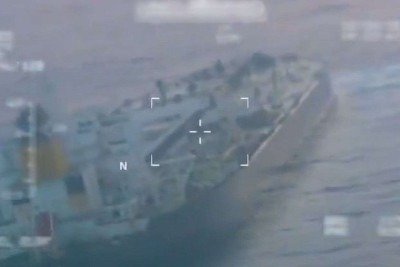 Imagens divulgadas pela secretária de segurança interna dos EUA mostram a operação que interceptou o navio venezuelano -  (crédito: Divulgação/Governo dos EUA)